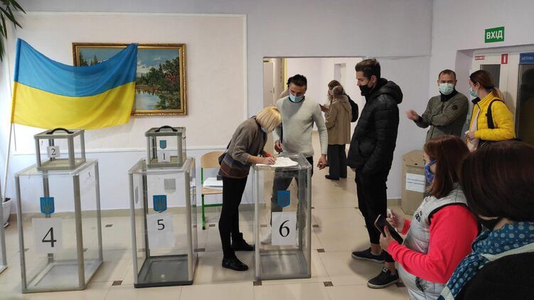 Украинцы выбирают мэров и депутатов местных советов. Фото