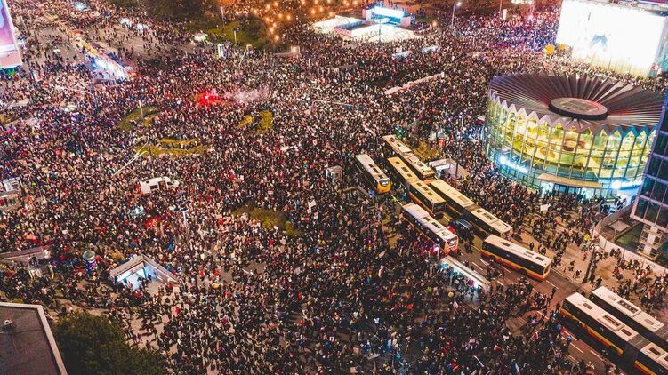 По всей стране на акции протеста вышли сотни тысяч людей. На выходные ждут еще больше. Фото: Михал Венцек