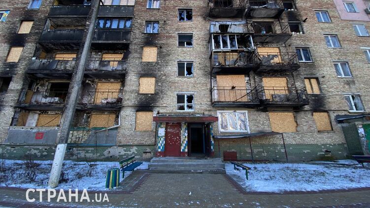 Зруйнований обстрілами будинок в Ірпені. Фото