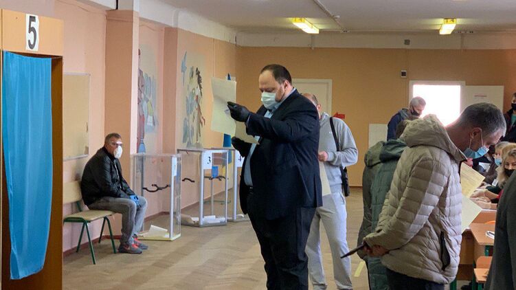 На наступних виборах голосування може не обмежитись звичними паперовими бюлетенями, фото: Ізим Каумбаєв,