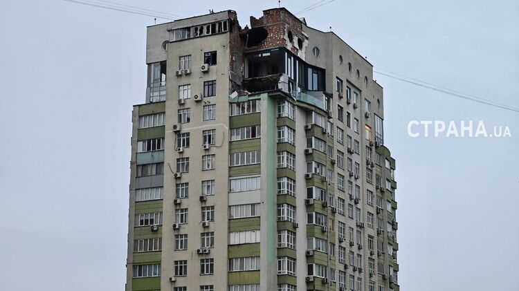 Верхние этажи пострадали от прилета. Фото: