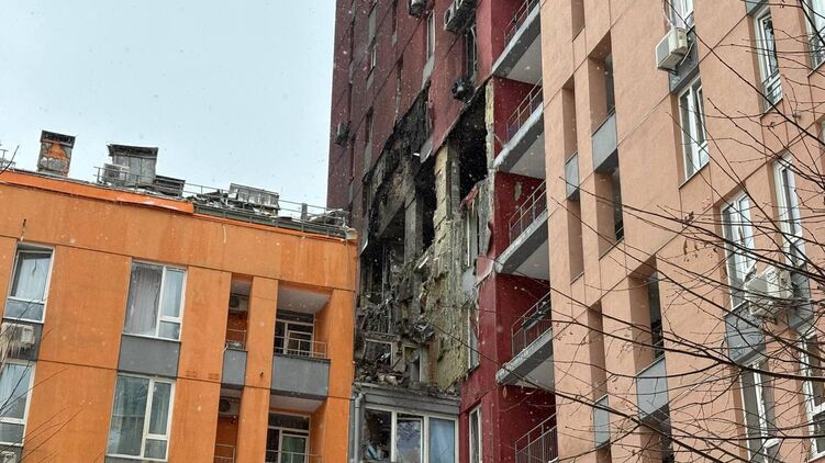 Разрушения после прилета дрона по столичному ЖК. Фото: Страна