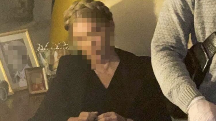 Тимошенко во время обыска в ее офисе. Фото НАБУ