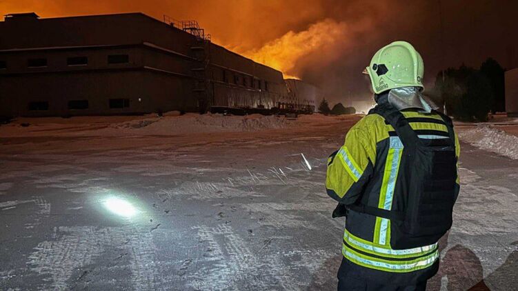 РФ вдарила по складу Рошен у Яготині. Фото: ДСНС