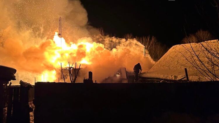 Последствия обстрела в Черниговской области. Фото: ГСЧС