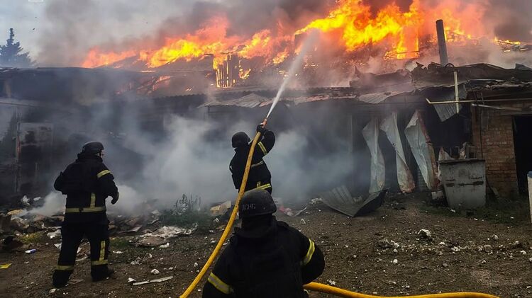 Наслідки обстрілу Дніпропетровщини Фото: ДСНС
