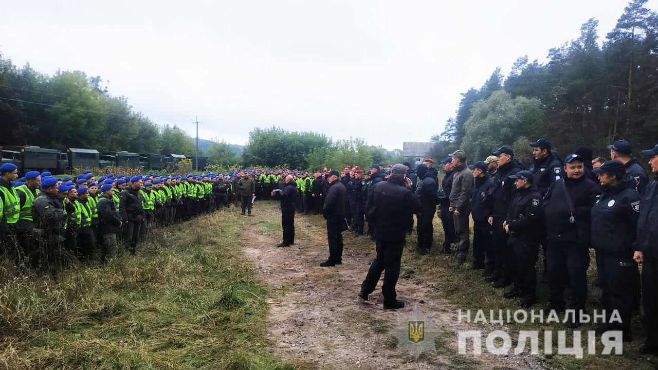 С поисках задействовали сотни людей