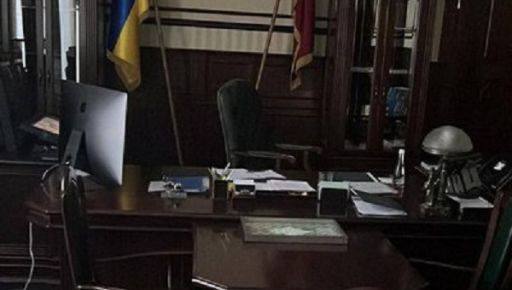 Порожній стіл у кабінеті Синьогубова