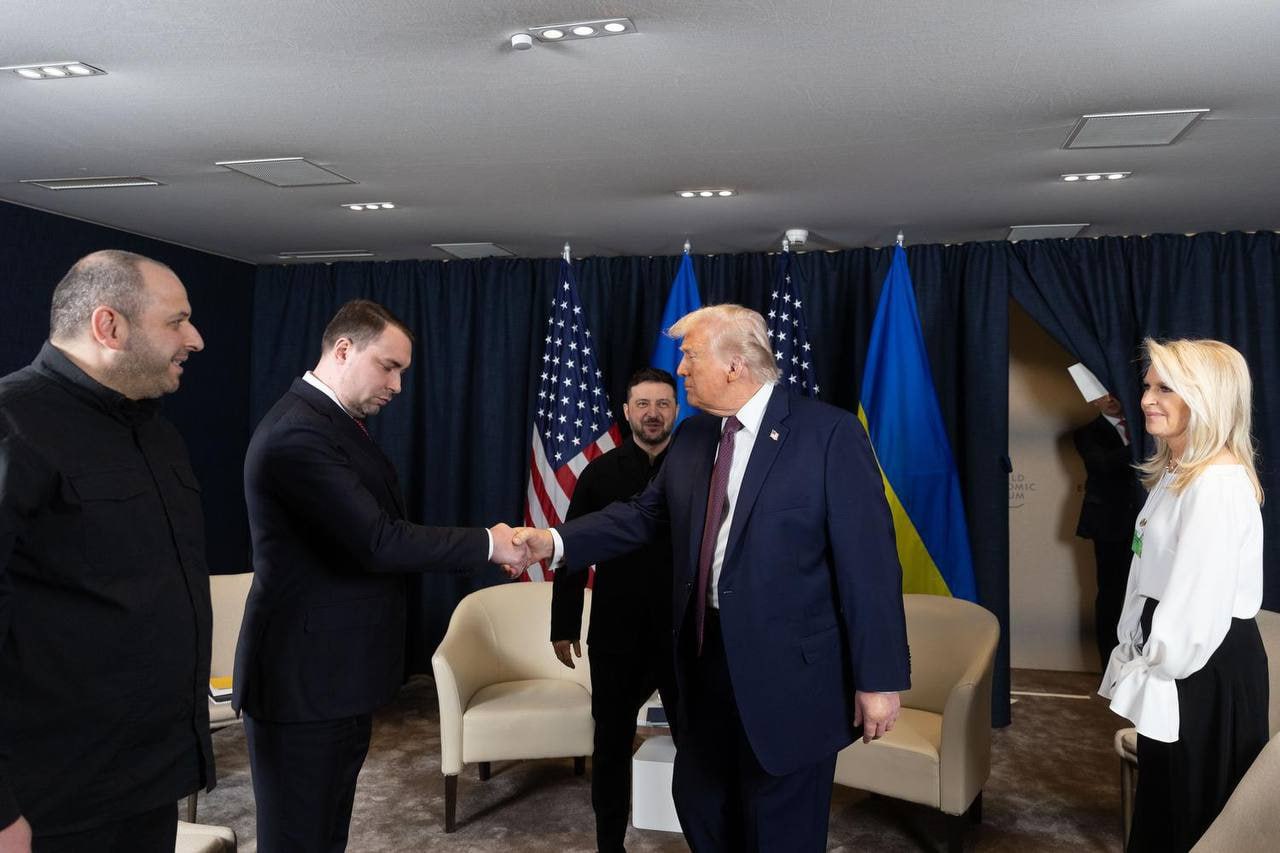 Фото рукопожатия Трампа и главы Офиса президента Украины Буданова в Давосе во время переговоров с Зеленским сегодня днем публикуют украинские паблики