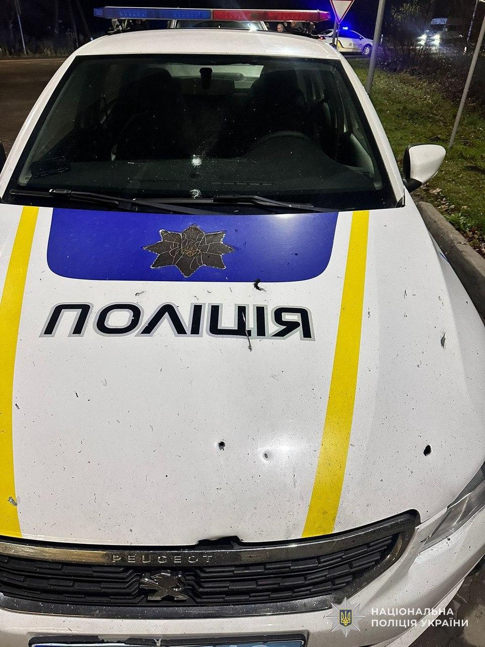 Фото повреждённой осколками полицейской машины