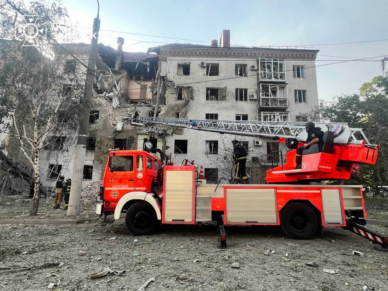 Фото (2) последствий удара КАБ по жилой многоэтажке в Запорожье. Источник &ndash; ГСЧС