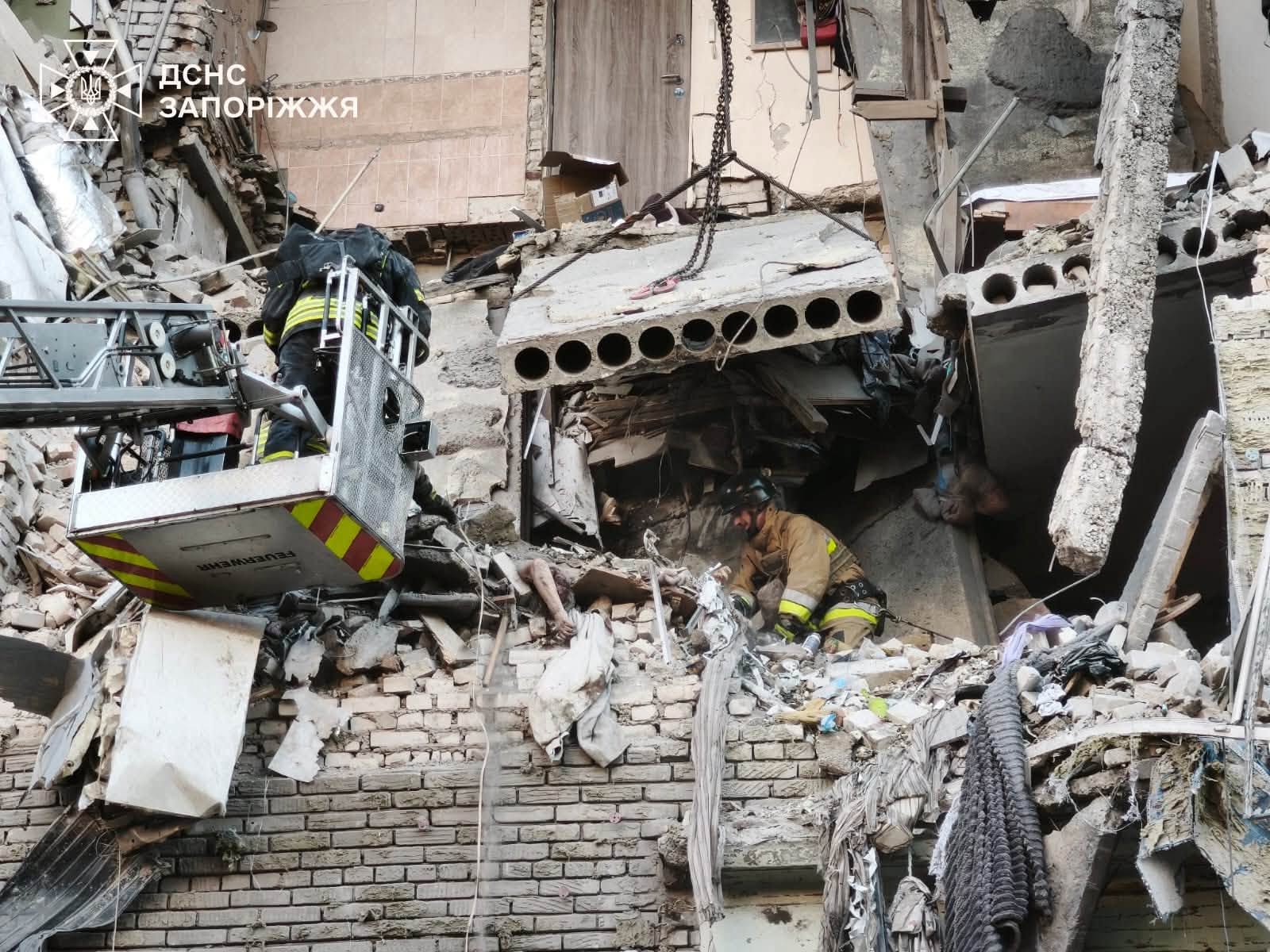 Фото (3) последствий удара КАБ по жилой многоэтажке в Запорожье. Источник &ndash; ГСЧС