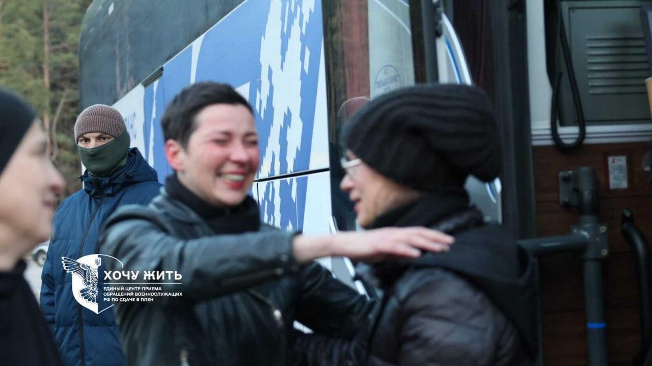 Фото (2) звільнених із Білорусі ув'язнених. Джерело - 